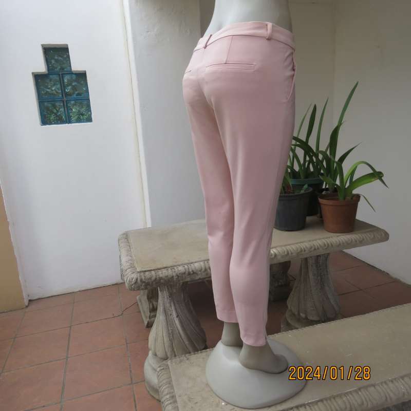 Figure fitting champagne pink skinny figure fitting polycotton stretch pants. Size 32 by FOSHINI.