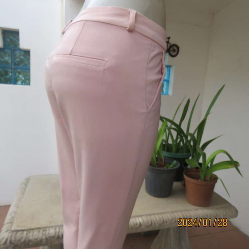 Figure fitting champagne pink skinny figure fitting polycotton stretch pants. Size 32 by FOSHINI.
