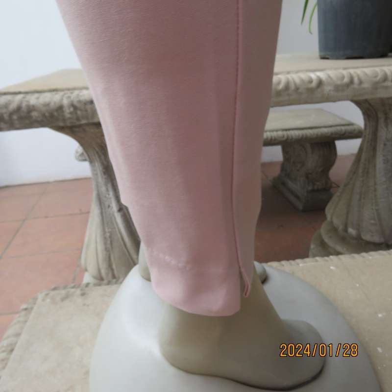 Figure fitting champagne pink skinny figure fitting polycotton stretch pants. Size 32 by FOSHINI.