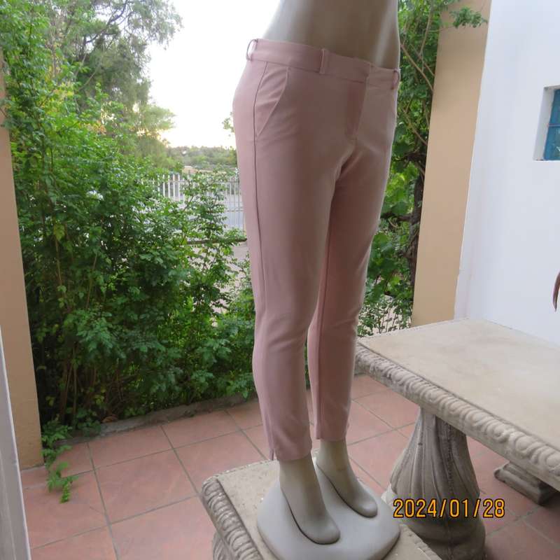 Figure fitting champagne pink skinny figure fitting polycotton stretch pants. Size 32 by FOSHINI.