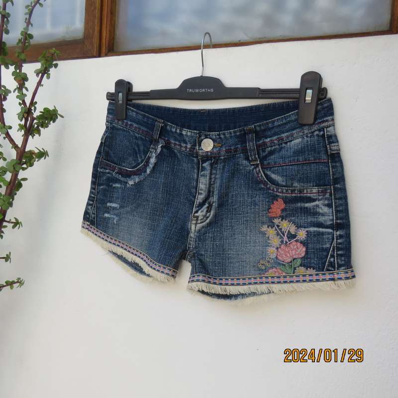 Sexy blue denim distressed jean shorts size 28/4. 85cm hips. 13/14yr old girl. Embroidery. As new