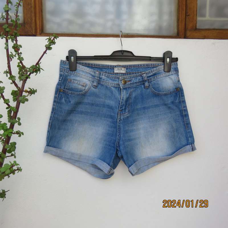 Ultra sexy blue denim jean shorts size 32.  100% cotton without stretch! Turnovers. As new.
