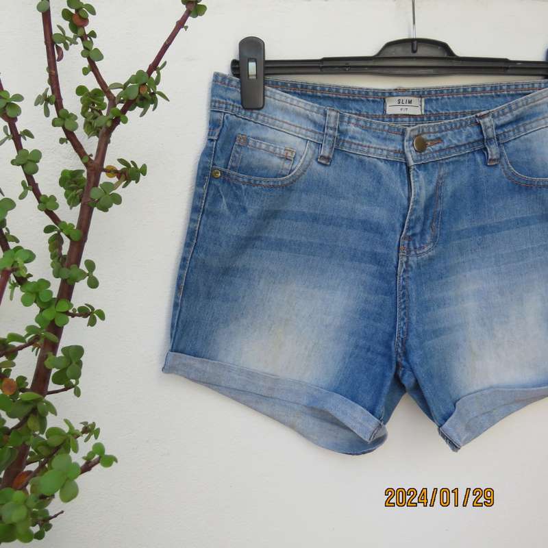 Ultra sexy blue denim jean shorts size 32.  100% cotton without stretch! Turnovers. As new.