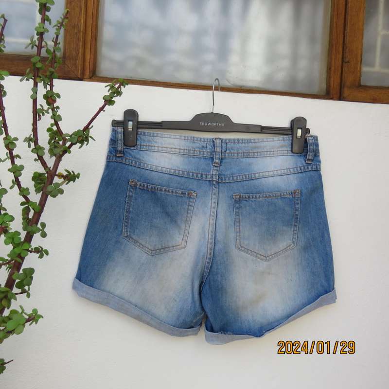 Ultra sexy blue denim jean shorts size 32.  100% cotton without stretch! Turnovers. As new.