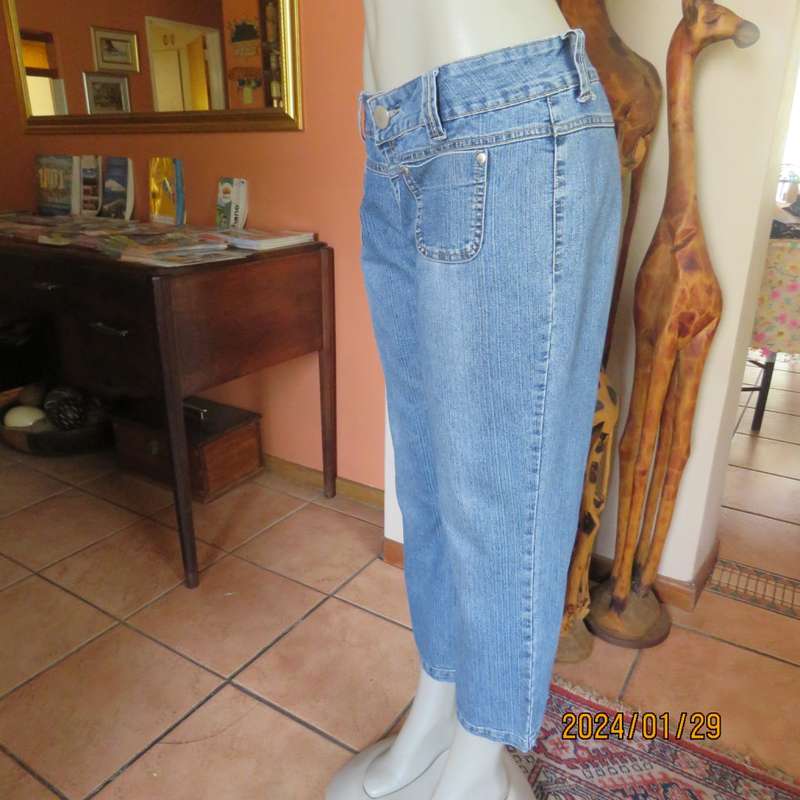 Relaxed and casual style blue denim ankle length polycotton stretch jeans by LEGIT size 36