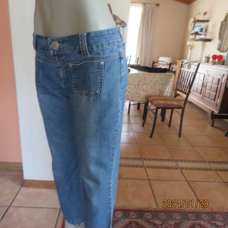 Relaxed and casual style blue denim ankle length polycotton stretch jeans by LEGIT size 36