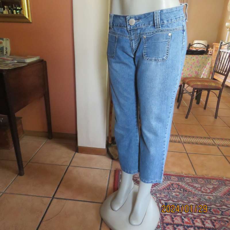 Relaxed and casual style blue denim ankle length polycotton stretch jeans by LEGIT size 36