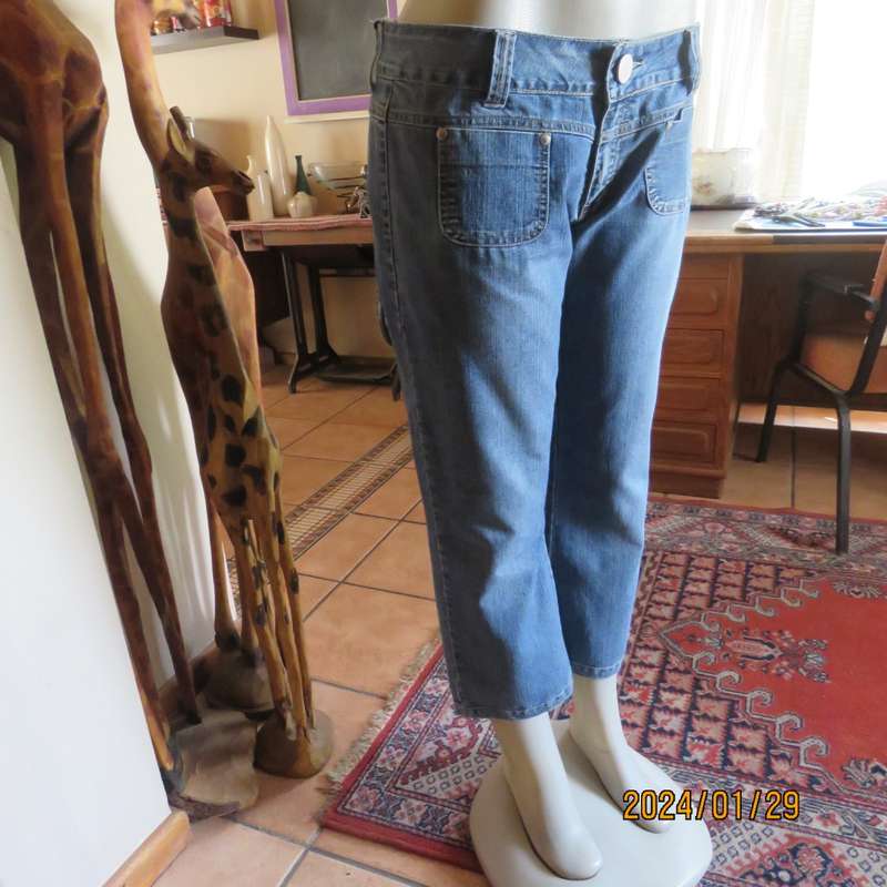 Relaxed and casual style blue denim ankle length polycotton stretch jeans by LEGIT size 36