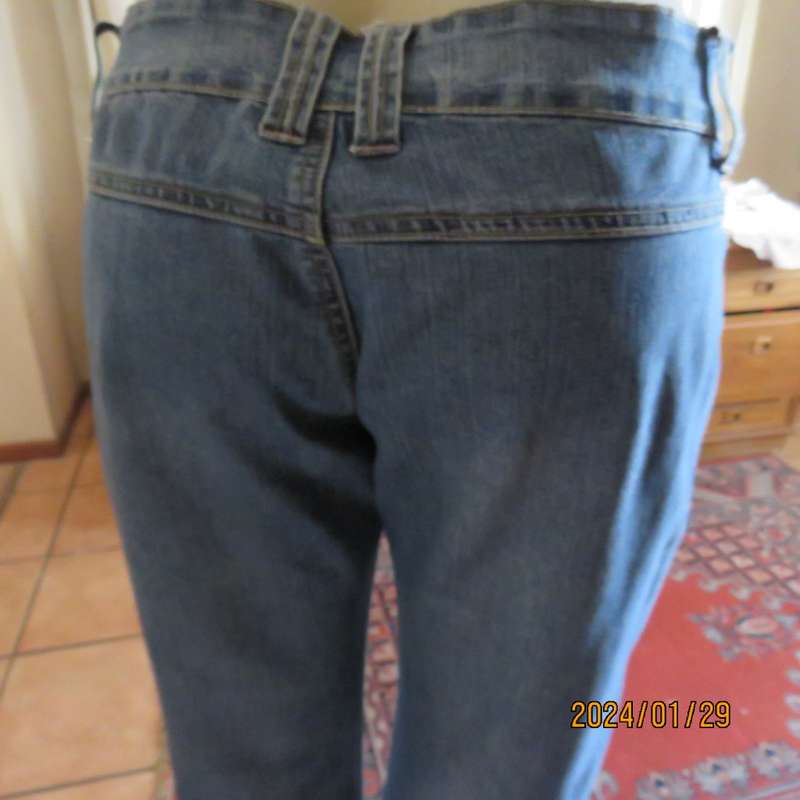 Relaxed and casual style blue denim ankle length polycotton stretch jeans by LEGIT size 36