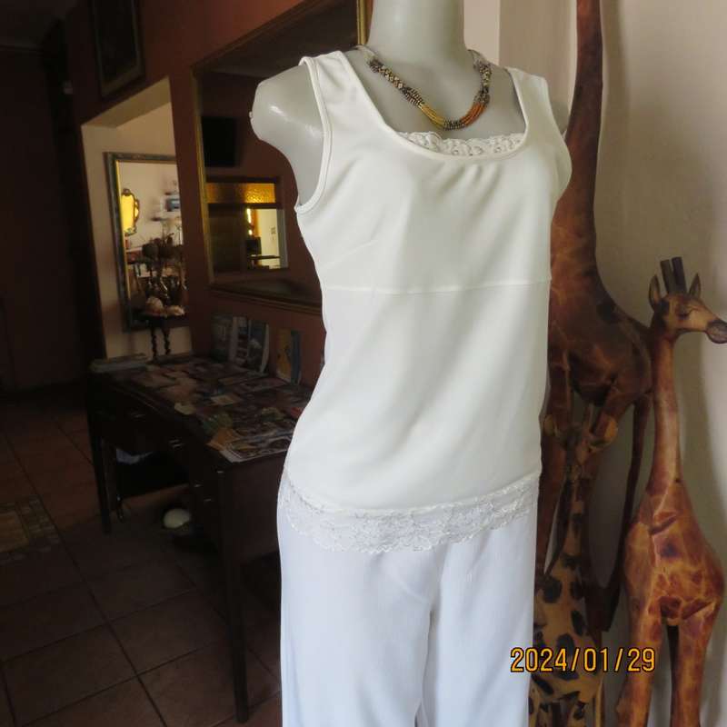 TRUWORHS size 34 light cream scooped neckline sleeveless top in stretch polyester.