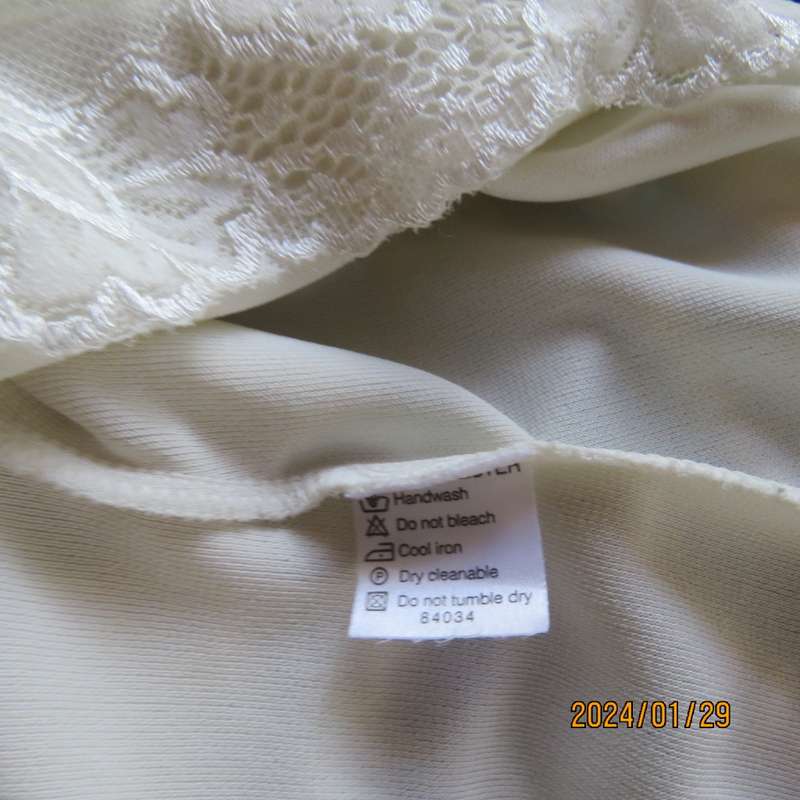 TRUWORHS size 34 light cream scooped neckline sleeveless top in stretch polyester.