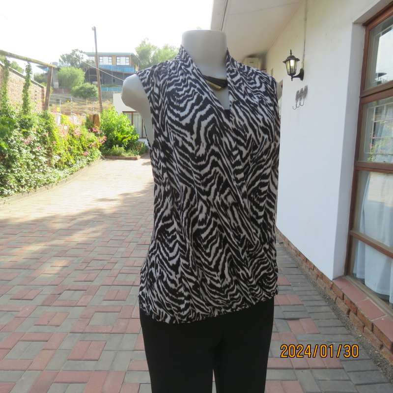 Cute monochrome animal print stretch nylon cross over sleeveless top/black front inlay. Size 38 TRUW