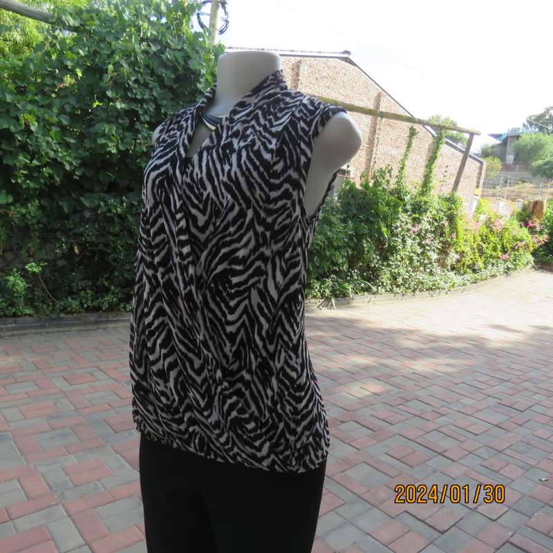 Cute monochrome animal print stretch nylon cross over sleeveless top/black front inlay. Size 38 TRUW
