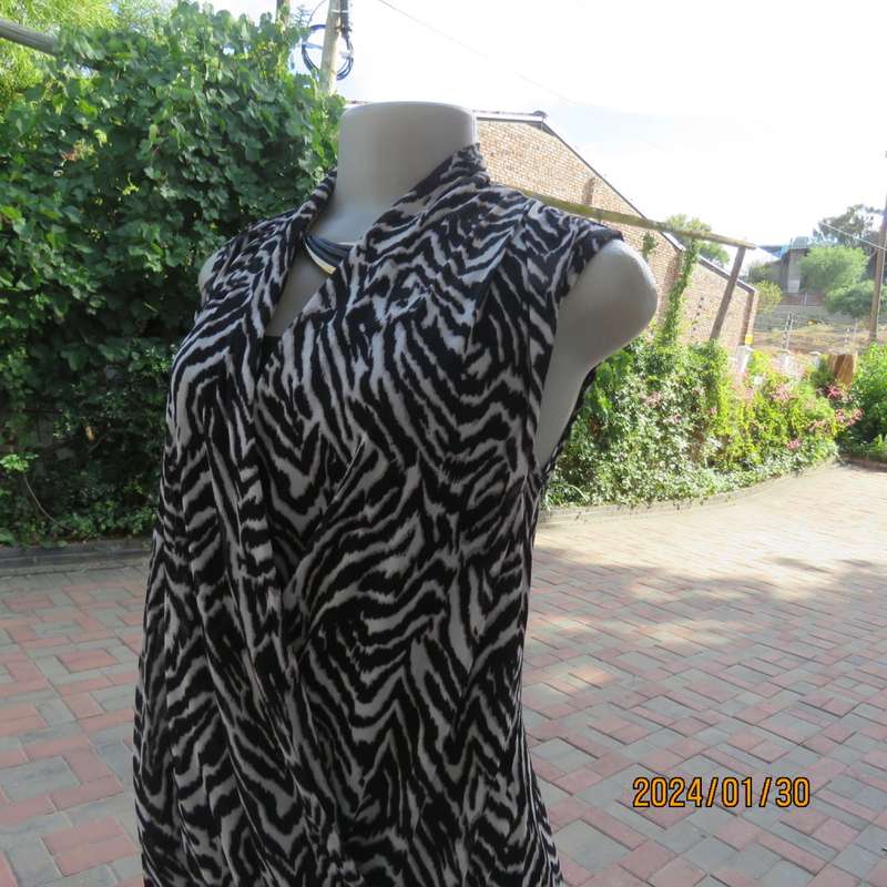 Cute monochrome animal print stretch nylon cross over sleeveless top/black front inlay. Size 38 TRUW