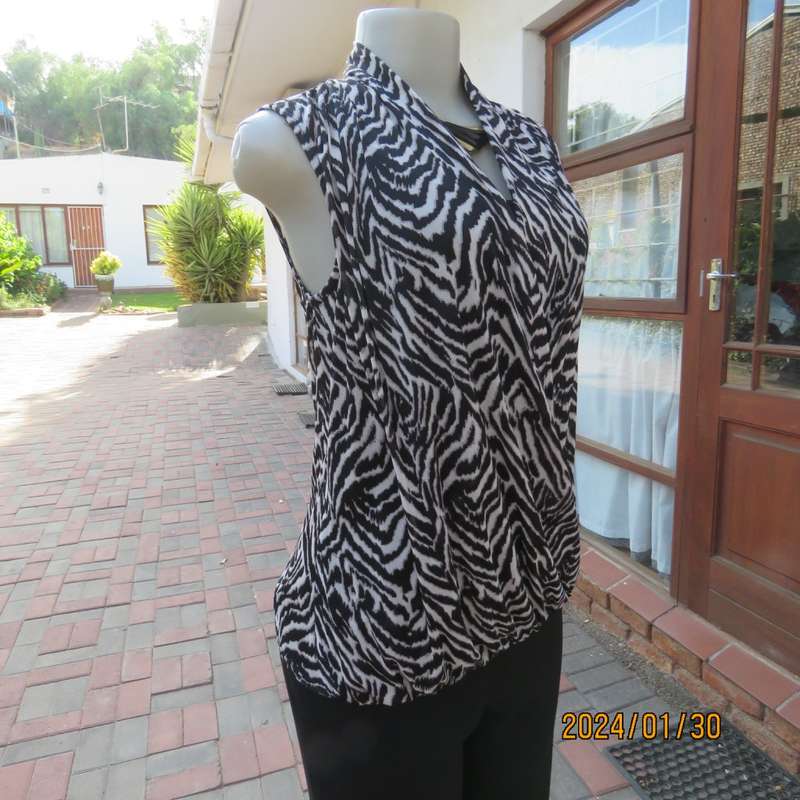 Cute monochrome animal print stretch nylon cross over sleeveless top/black front inlay. Size 38 TRUW