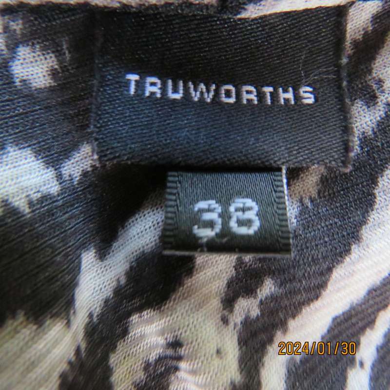 Cute monochrome animal print stretch nylon cross over sleeveless top/black front inlay. Size 38 TRUW