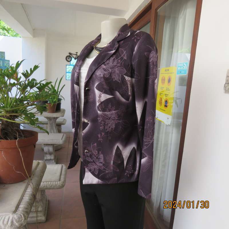 Elegant vintage LADY KAY long sleeve jacket from New Orleans size 33/9. Leaf/floral pattern