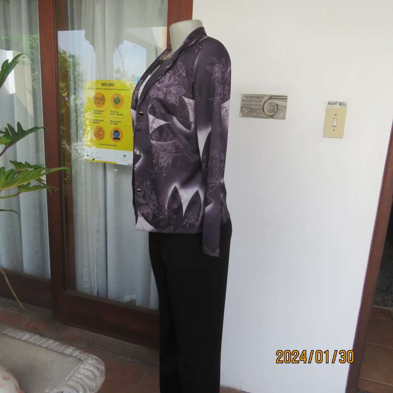 Elegant vintage LADY KAY long sleeve jacket from New Orleans size 33/9. Leaf/floral pattern