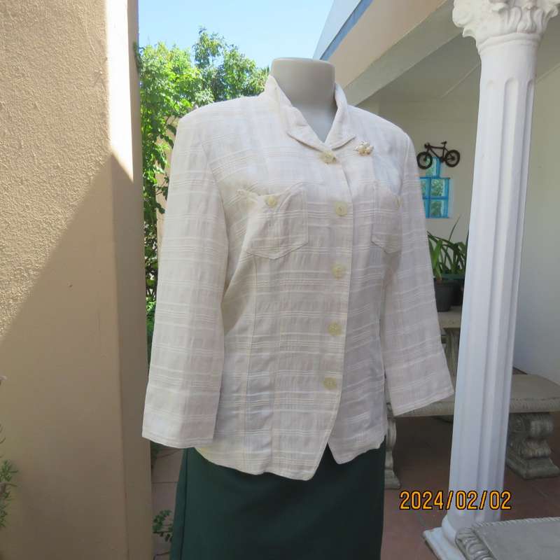 Elegant cream button down jacket from KOREA in cream with embossed stripes. Size 36. Brand new cond