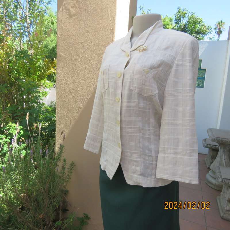 Elegant cream button down jacket from KOREA in cream with embossed stripes. Size 36. Brand new cond