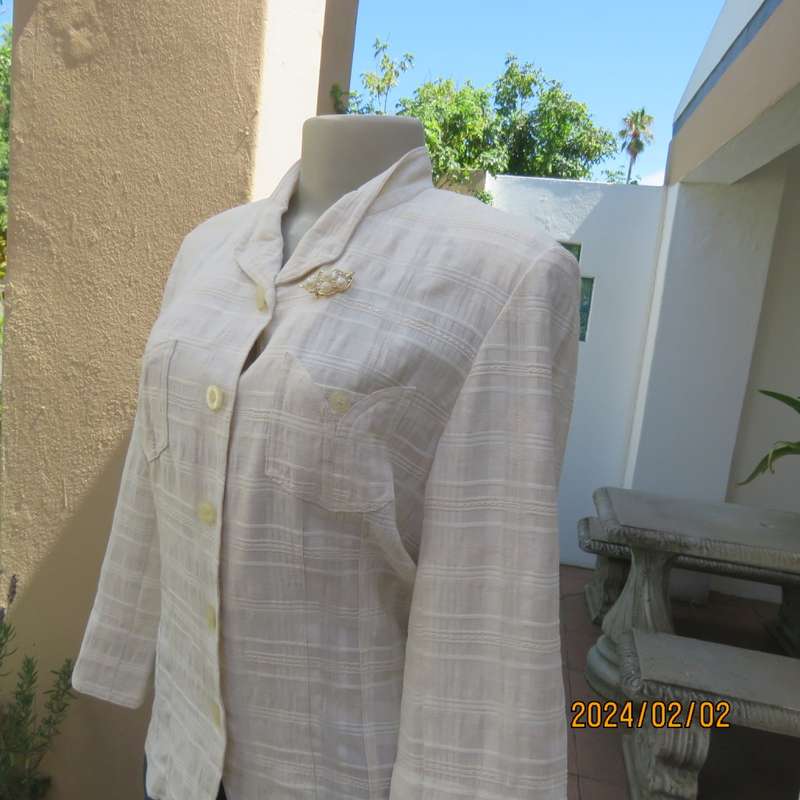 Elegant cream button down jacket from KOREA in cream with embossed stripes. Size 36. Brand new cond