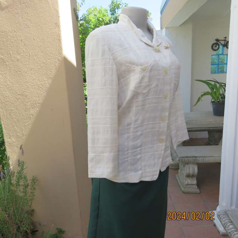 Elegant cream button down jacket from KOREA in cream with embossed stripes. Size 36. Brand new cond