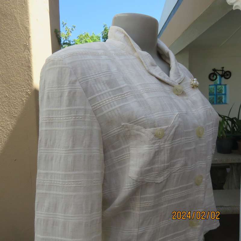 Elegant cream button down jacket from KOREA in cream with embossed stripes. Size 36. Brand new cond