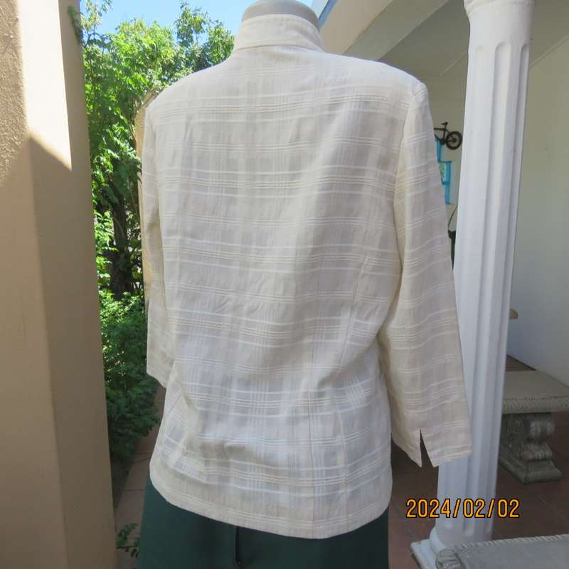 Elegant cream button down jacket from KOREA in cream with embossed stripes. Size 36. Brand new cond