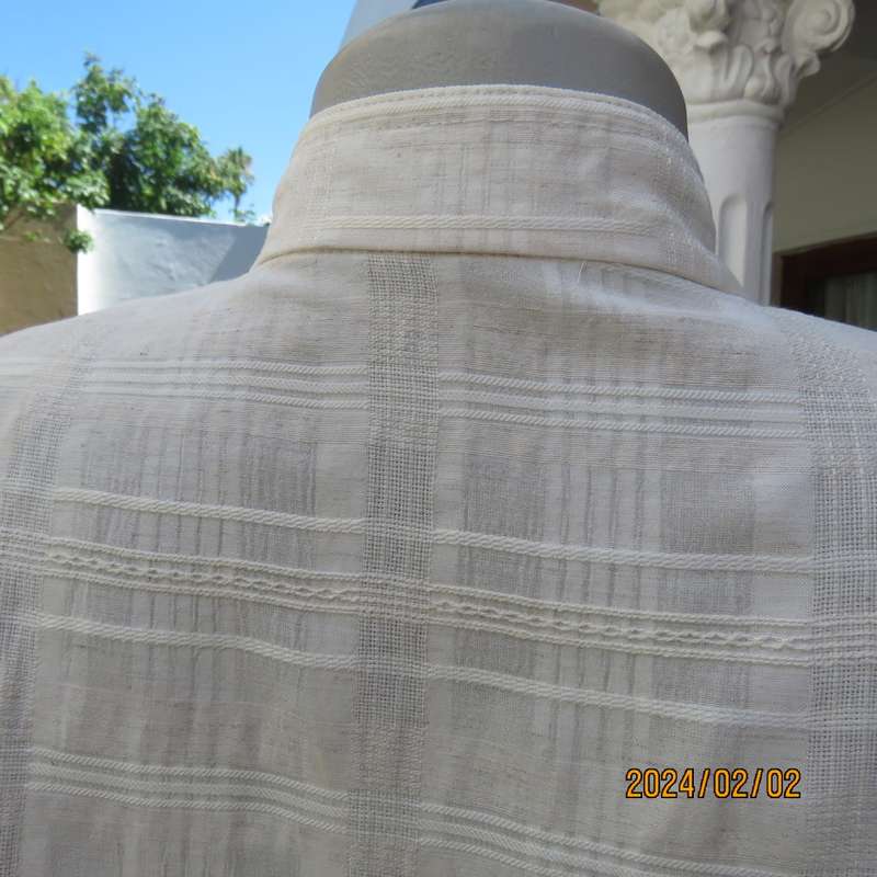 Elegant cream button down jacket from KOREA in cream with embossed stripes. Size 36. Brand new cond