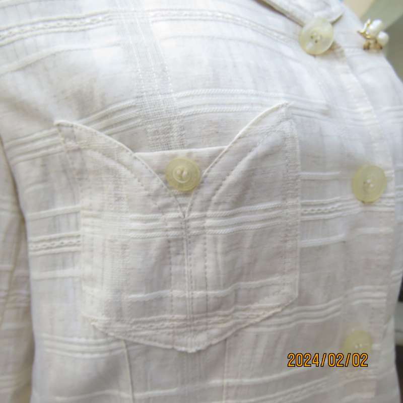Elegant cream button down jacket from KOREA in cream with embossed stripes. Size 36. Brand new cond