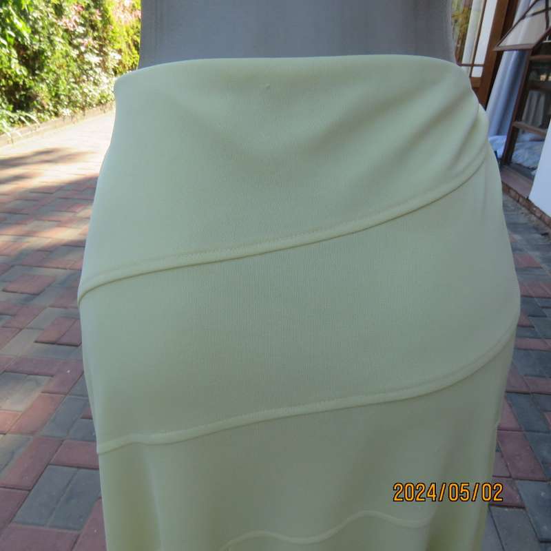Amazing paneled chartreuse yellow 100% polyester lined calf length skirt. By EXACT size 38. New cond