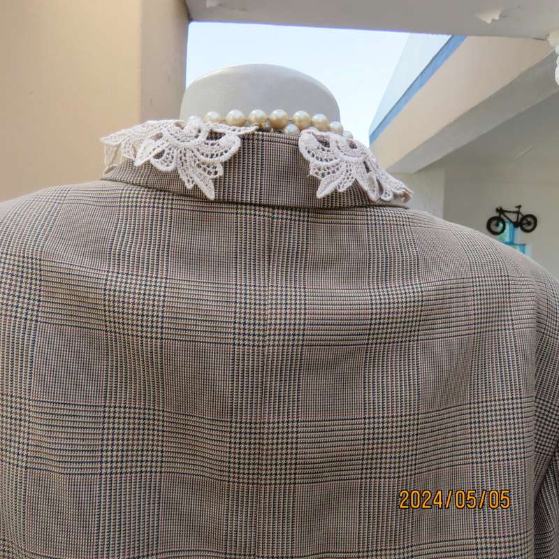 High quality JOHN ORRS checked long sleeve fully lined double breast size 38 jacket. Very good cond.