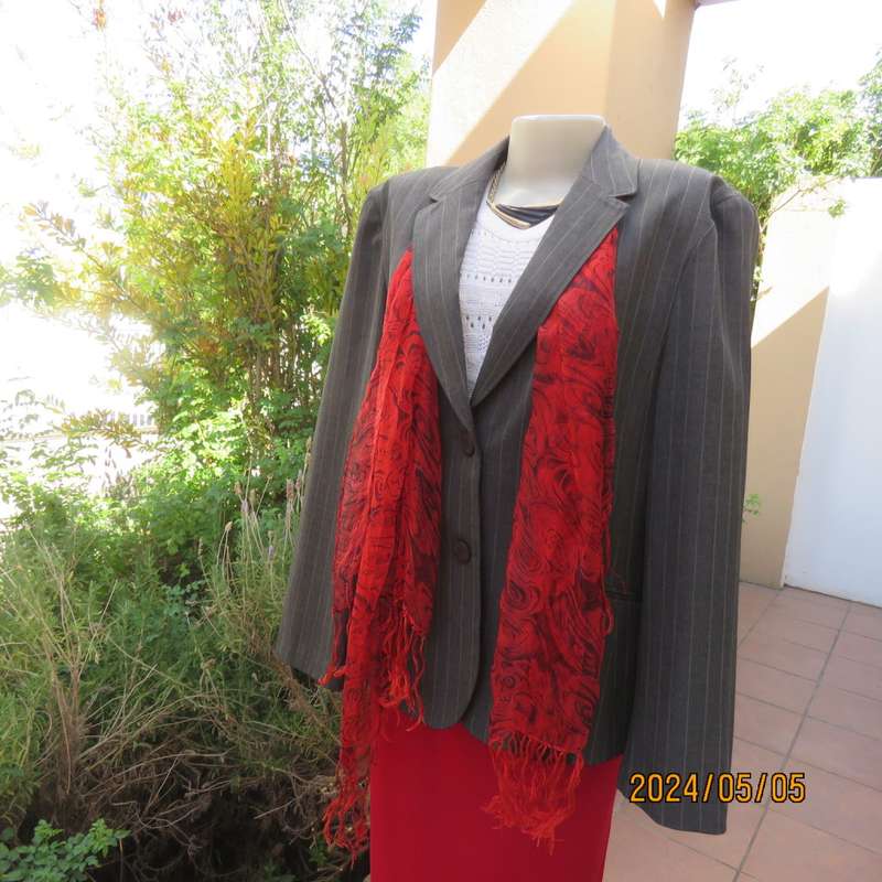 Elegant slate grey long sleeve striped jacket in lighter shades. By FINNEGANS size 42. Brand new con