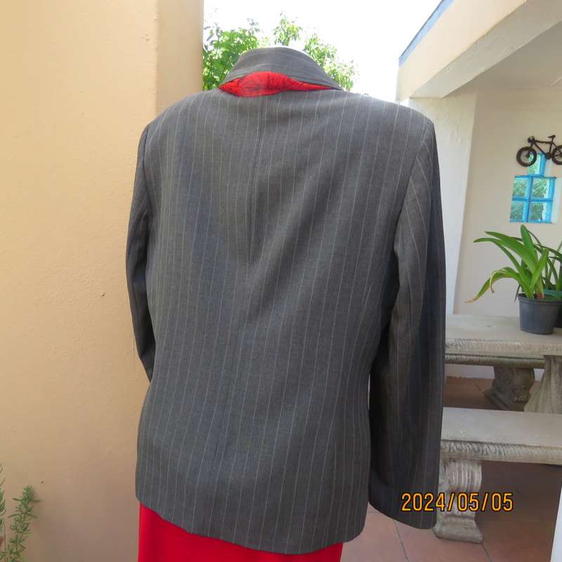 Elegant slate grey long sleeve striped jacket in lighter shades. By FINNEGANS size 42. Brand new con