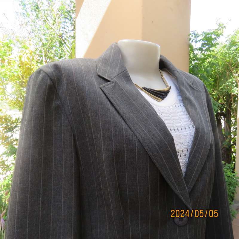Elegant slate grey long sleeve striped jacket in lighter shades. By FINNEGANS size 42. Brand new con