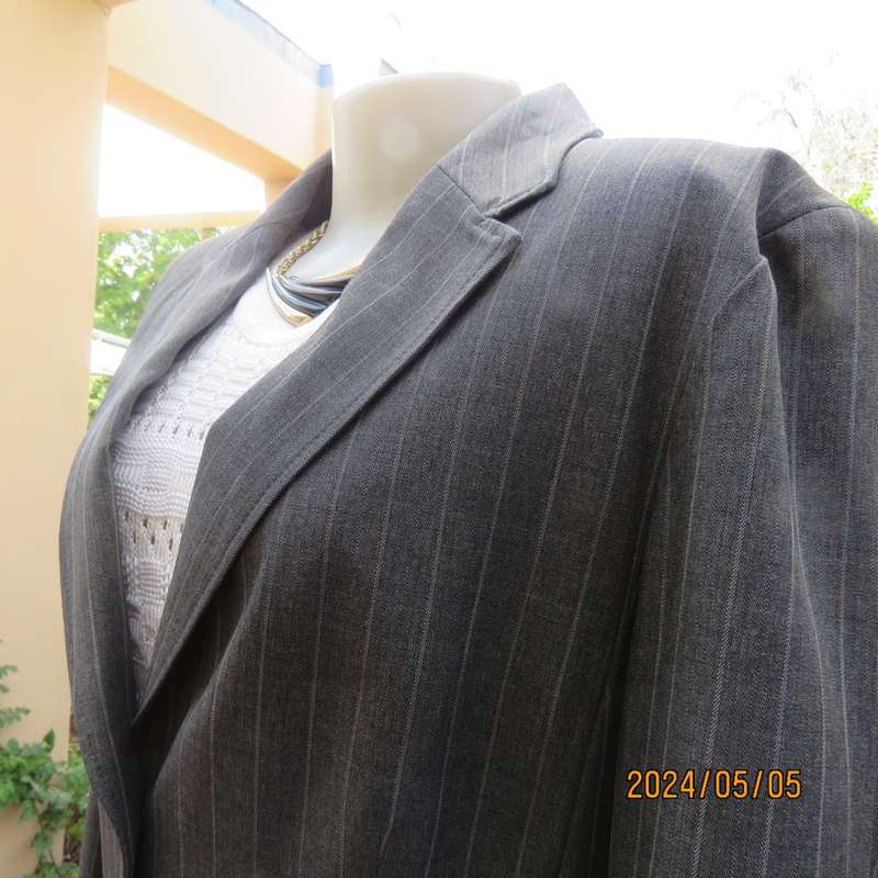 Elegant slate grey long sleeve striped jacket in lighter shades. By FINNEGANS size 42. Brand new con