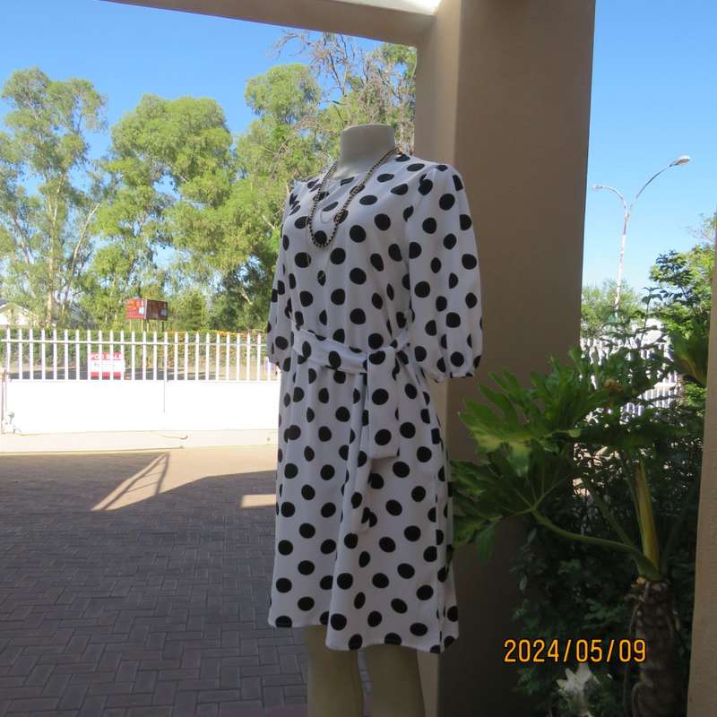 Bold polkadot monochrome shift dress in 100% polyester by RAGE size 34/10. With belt. Brand new cond