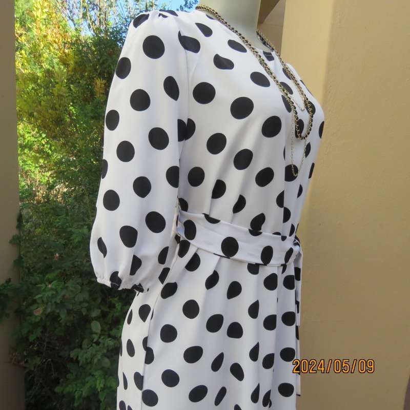 Bold polkadot monochrome shift dress in 100% polyester by RAGE size 34/10. With belt. Brand new cond