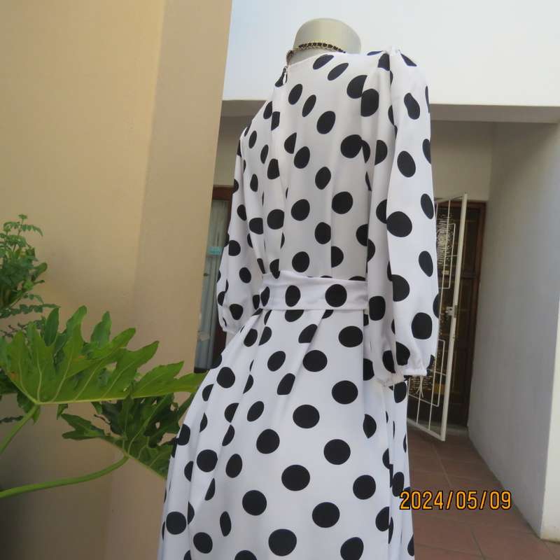 Bold polkadot monochrome shift dress in 100% polyester by RAGE size 34/10. With belt. Brand new cond