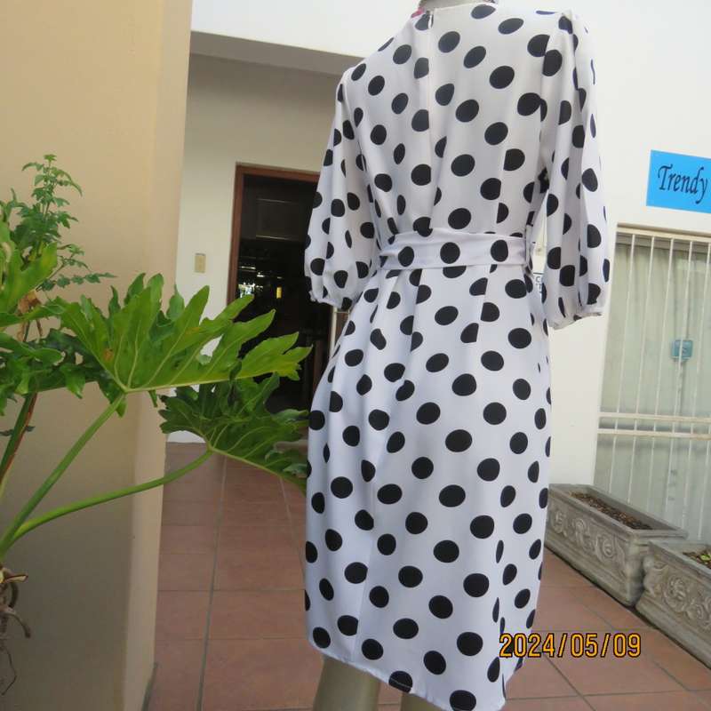 Bold polkadot monochrome shift dress in 100% polyester by RAGE size 34/10. With belt. Brand new cond