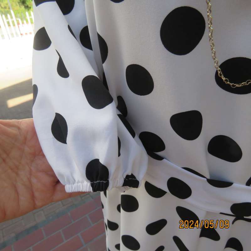 Bold polkadot monochrome shift dress in 100% polyester by RAGE size 34/10. With belt. Brand new cond