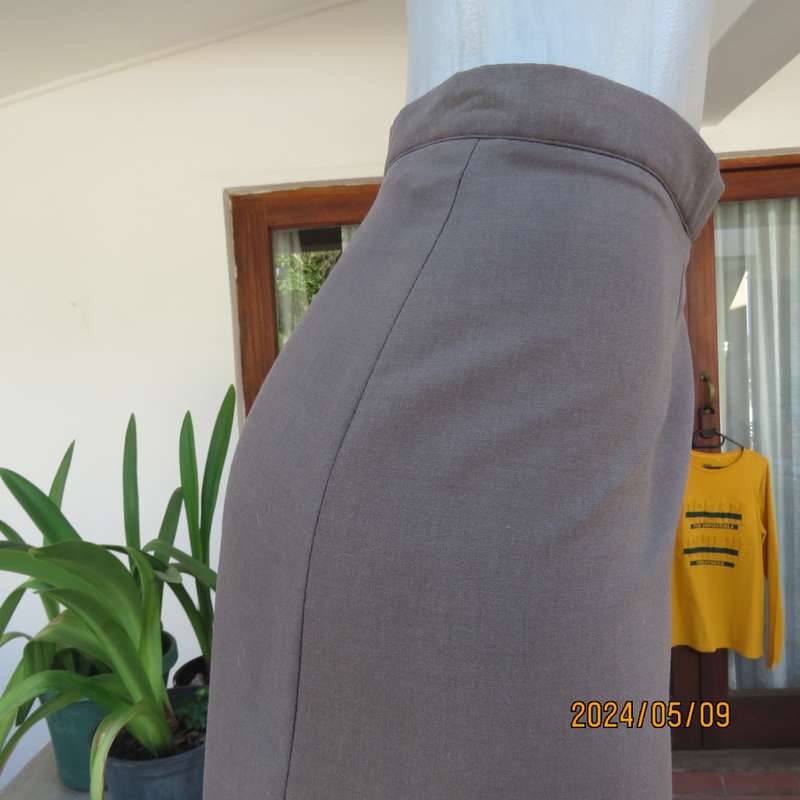 Elegant light brown polycotton boutique made pencil skirt. Size 42/18. Pleat and zip at back.New con