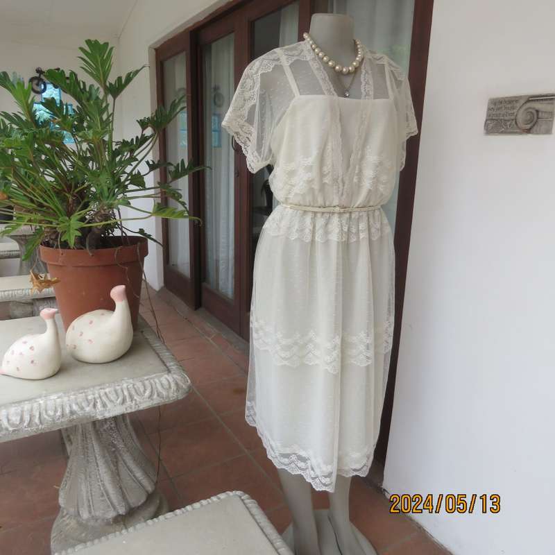 Special occasion rich cream vintage dress by TREASURES size 38. Polyester underlay with lace overlay