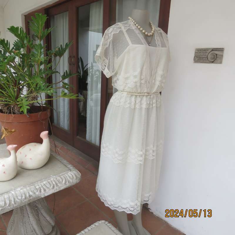 Special occasion rich cream vintage dress by TREASURES size 38. Polyester underlay with lace overlay