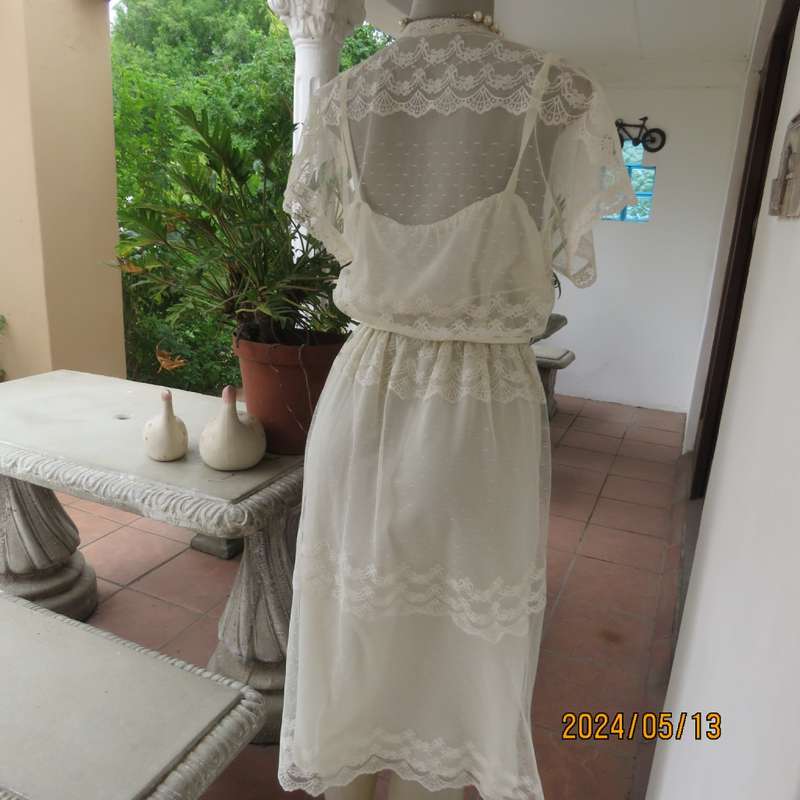 Special occasion rich cream vintage dress by TREASURES size 38. Polyester underlay with lace overlay