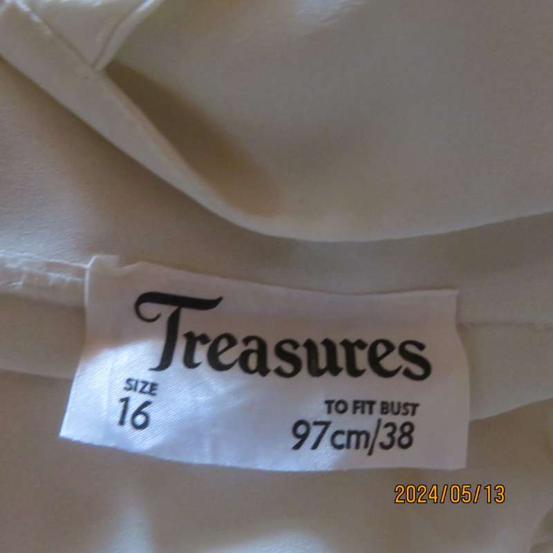 Special occasion rich cream vintage dress by TREASURES size 38. Polyester underlay with lace overlay