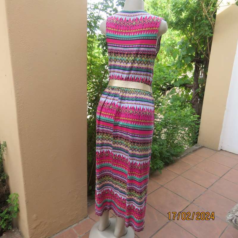 Cheerful horizontal pattern striped ankle length sleeveless dress. Elasticated waist.Size 37/13.