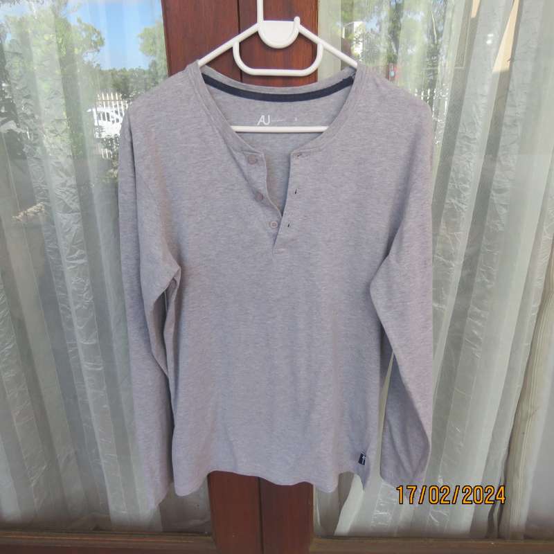 As new Men`s grey long sleeve T-Shirt in 100% cotton.Opening on front with 3 buttons. By AU. 87/94cm
