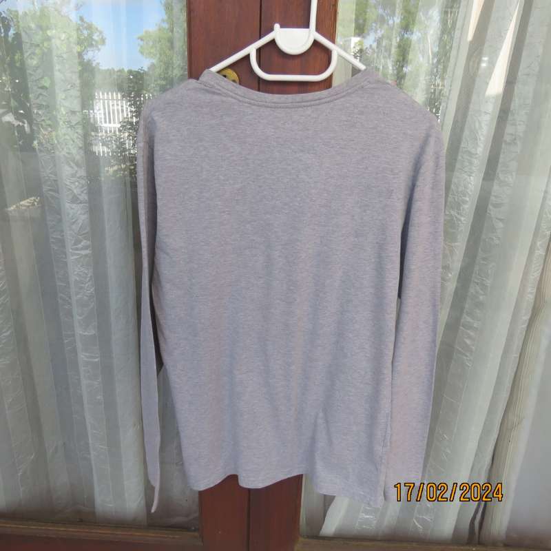 As new Men`s grey long sleeve T-Shirt in 100% cotton.Opening on front with 3 buttons. By AU. 87/94cm