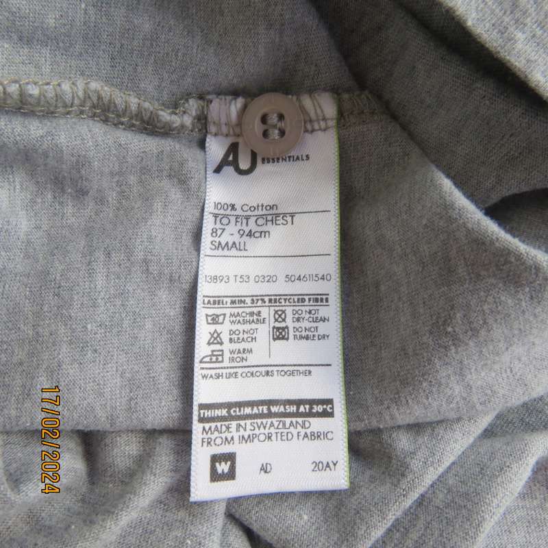 As new Men`s grey long sleeve T-Shirt in 100% cotton.Opening on front with 3 buttons. By AU. 87/94cm